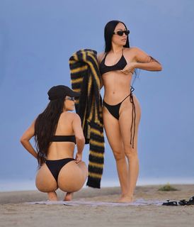 Kim Kardashian feet photo thumbnail