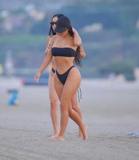 Kim Kardashian feet photo thumbnail