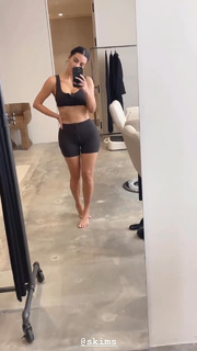 Kim Kardashian feet photo thumbnail