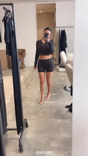 Kim Kardashian feet photo thumbnail