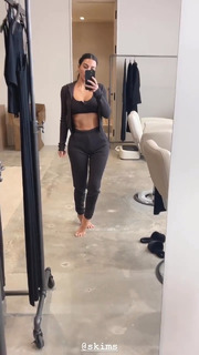 Kim Kardashian feet photo thumbnail