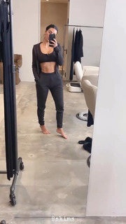 Kim Kardashian feet photo thumbnail