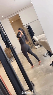Kim Kardashian feet photo thumbnail