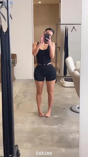 Kim Kardashian feet photo thumbnail