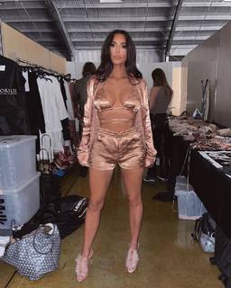 Kim Kardashian feet photo thumbnail