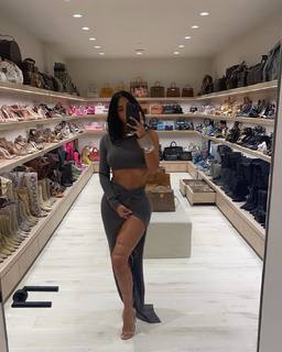 Kim Kardashian feet photo thumbnail