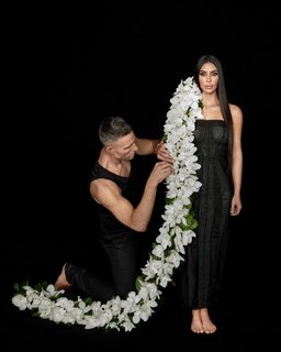 Kim Kardashian feet photo thumbnail