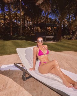 Kim Kardashian feet photo thumbnail