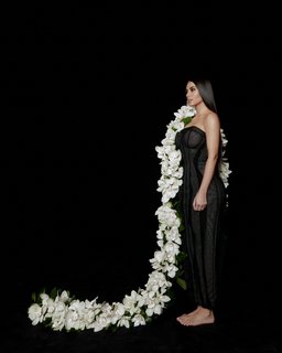 Kim Kardashian feet photo thumbnail