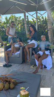 Kim Kardashian feet photo thumbnail