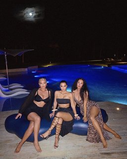 Kim Kardashian feet photo thumbnail