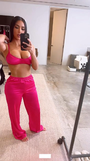Kim Kardashian feet photo thumbnail