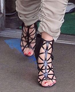 Kim Kardashian feet photo thumbnail