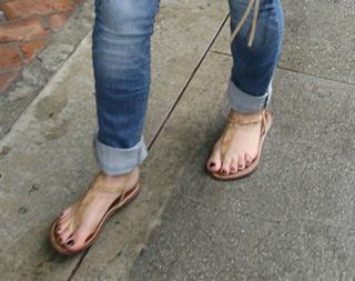 Kim Kardashian feet photo thumbnail