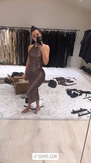 Kim Kardashian feet photo thumbnail