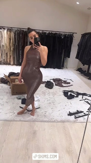Kim Kardashian feet photo thumbnail