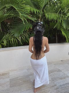 Kim Kardashian feet photo thumbnail