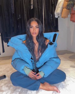 Kim Kardashian feet photo thumbnail