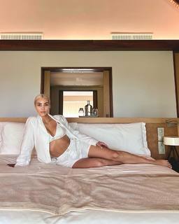 Kim Kardashian feet photo thumbnail
