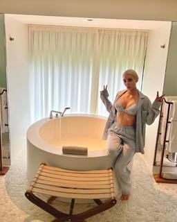 Kim Kardashian feet photo thumbnail