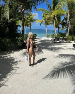 Kim Kardashian feet photo thumbnail