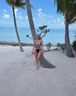 Kim Kardashian feet photo thumbnail