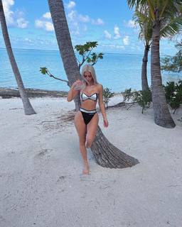 Kim Kardashian feet photo thumbnail