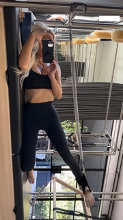 Kim Kardashian feet photo thumbnail