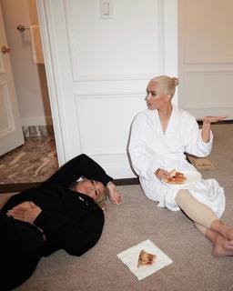 Kim Kardashian feet photo thumbnail