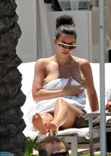 Kim Kardashian feet photo thumbnail