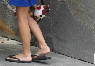 Kim Kardashian feet photo thumbnail