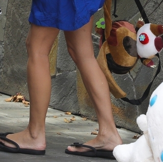 Kim Kardashian feet photo thumbnail