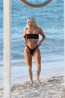 Kim Kardashian feet photo thumbnail