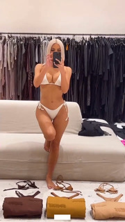Kim Kardashian feet photo thumbnail
