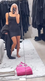 Kim Kardashian feet photo thumbnail