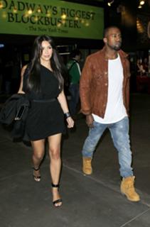 Kim Kardashian feet photo thumbnail