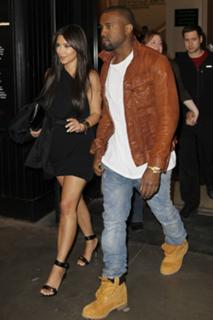 Kim Kardashian feet photo thumbnail