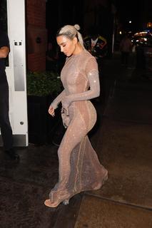 Kim Kardashian feet photo thumbnail