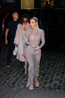 Kim Kardashian feet photo thumbnail