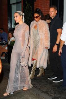 Kim Kardashian feet photo thumbnail