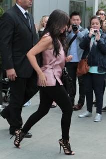 Kim Kardashian feet photo thumbnail