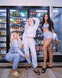 Kim Kardashian feet photo thumbnail