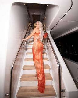 Kim Kardashian feet photo thumbnail