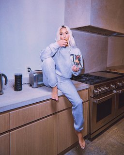 Kim Kardashian feet photo thumbnail