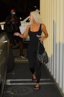 Kim Kardashian feet photo thumbnail