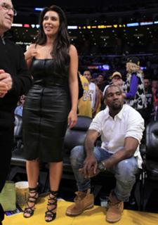 Kim Kardashian feet photo thumbnail