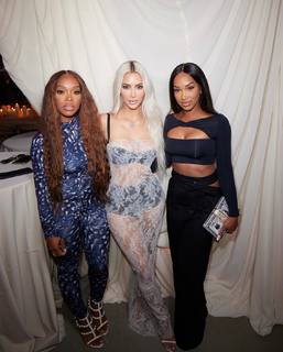 Kim Kardashian feet photo thumbnail