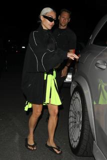 Kim Kardashian feet photo thumbnail