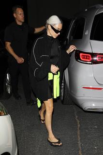 Kim Kardashian feet photo thumbnail