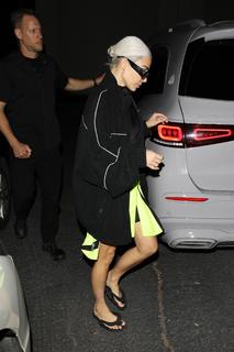 Kim Kardashian feet photo thumbnail